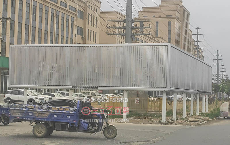 河北省唐山路邊落地三面翻折角立柱廣告牌案例圖片